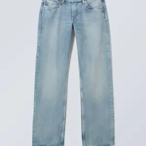 Ett par jättefina jeans från Weekday i modellen Arrow Low Straight Jeans, storlek W27 L32. Använda ett fåtal gånger och i jättebra skick! Säljer för 350kr, nypris 590kr.  Hör av er för fler bilder eller om du har frågor🥰