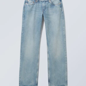 Weekday lågmidjade jeans - Ett par jättefina jeans från Weekday i modellen Arrow Low Straight Jeans, storlek W27 L32. Använda ett fåtal gånger och i jättebra skick! Säljer för 300, nypris 590kr. Hör av dig för fler bilder eller om du har frågor🥰
