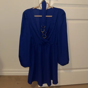 Royalblue fest klänning  - Klänningen har används 1 gång då jag inte behöver längre. Klänningen kommer med ett bälte som är blå och guld.  Klänningen är i nytt skick.  