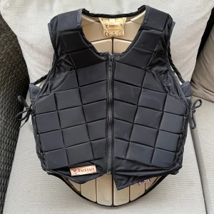 Racesafe ridväst - Racesafe ridväst i använt men gott skick! Strl. XL barn, passar en strl. S vuxen (möjligtvis även en XS).