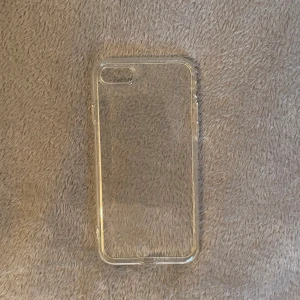 Genomskinligt iPhone skal - iPhone skal, det står att det ska passa till både iPhone SE 2020 och nya iPhone SE. Har provat det på min iPhone SE och det passade på den. Aldrig använt det. Säljer två likadana. Säljer fler skal, köper du fler blir det billigare.