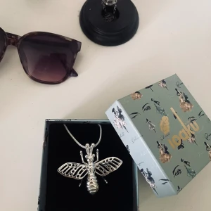 Ioaku halsband - Säljer ett fint halsband från ioaku med ett bi på✨ Ny pris 599💕