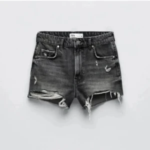 Zara shorts - Säljer nu mina zara shorts! Beställde i fel storlek så dom är ändast använda en gång! Dom är grå och storlek 38