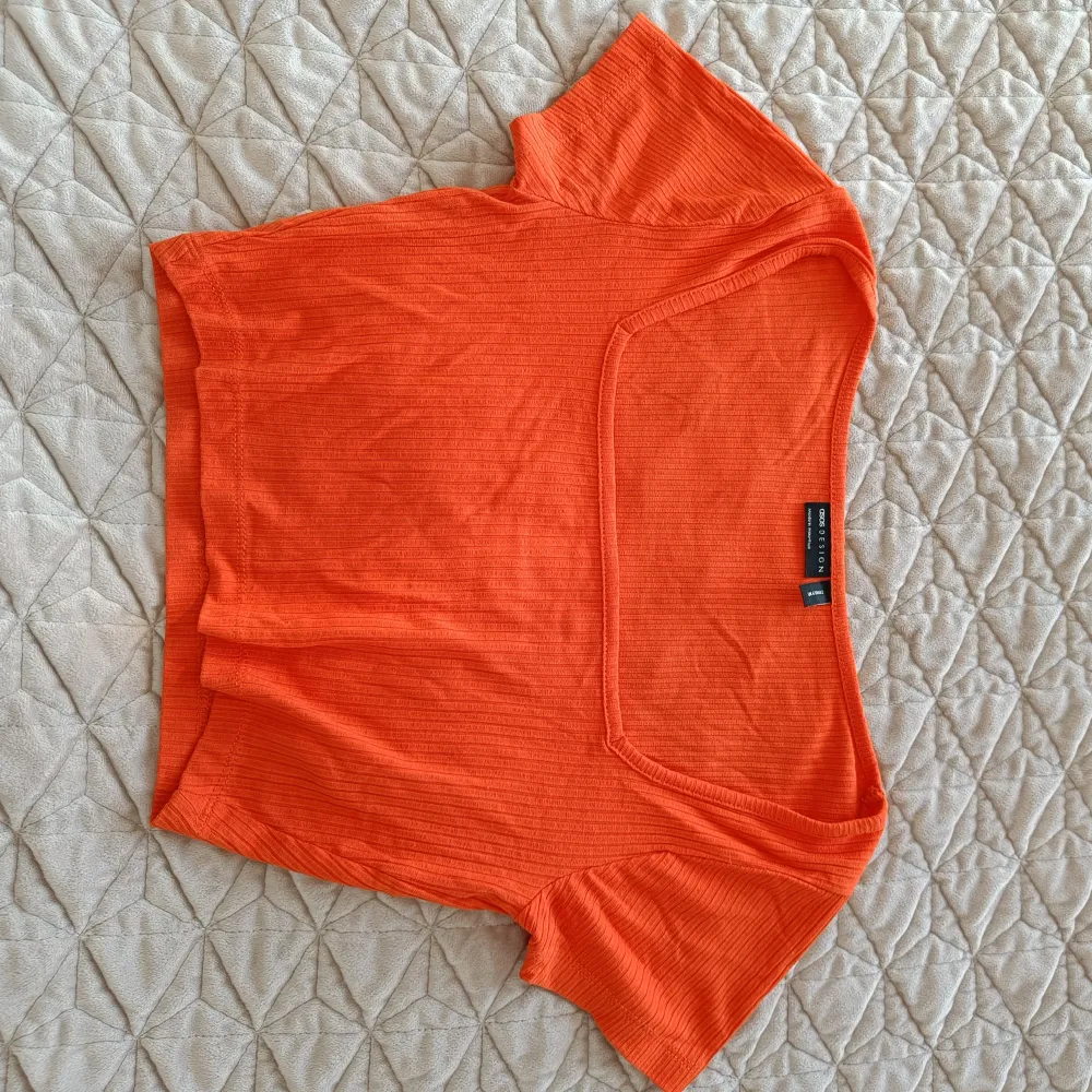 Kroppad t-shird i färgen orange! Fyrkantig ringning! . T-shirts.