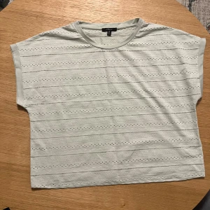 Ihålig blus. - Grön blus med hål i storlek M. Den är använd en gång säljer pga att den inte kommer till andvänding och den passar inte min stil riktigt.