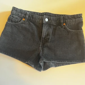 Lågmidjade shorts från Monki  - Svarta, lågmidjade shorts från Monki. I mycket bra skick. Storlek 27