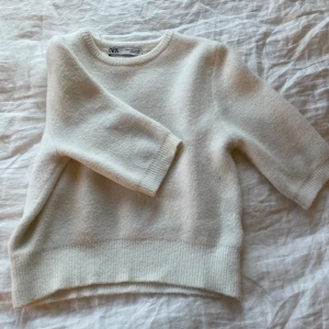 Säljer denna super fina tröja från zara  - Säljs pågrund av att den inte kommer till användning. Har ett litet hål men går att sy igen. Pågrund av hålet så har jag sänkt priset.