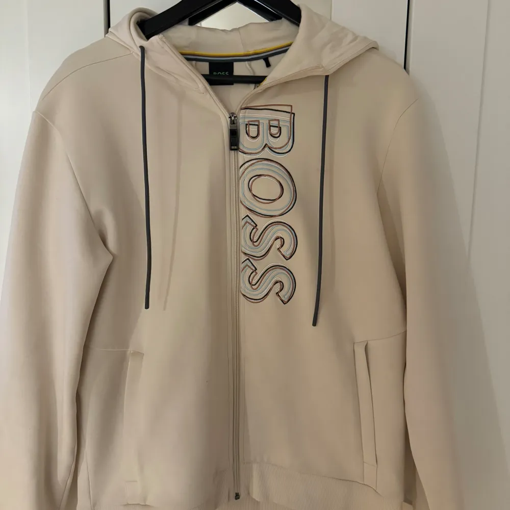 Hugo boss hoodie använd endast 1 gång, strorlek M. Tröjor & Koftor.