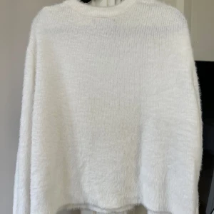 Vit stickad tröja//helt oanvänd  - Storlek M  Lyxigt och fint material!