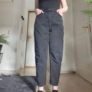 Mom jeans i fint skick. Loose och ankellånga i modellen. Mörkgrå. Storlek 38.