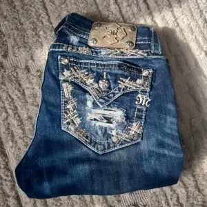 JÄTTE SNYGGA MISS ME JEANS!! Säljer på grund av att de inte passar mig. Har bara använt ett fåtal gånger. Bootcut i storlek 28.