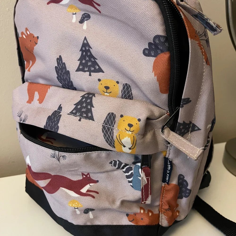 Fin Polarn&Pyret väska, jättefint skick då den har används av ett barn, inte varit på förskolan endast använt när vi varit iväg. Handtaget på väskan har gått av men inget som syns eller störs . Väskor.