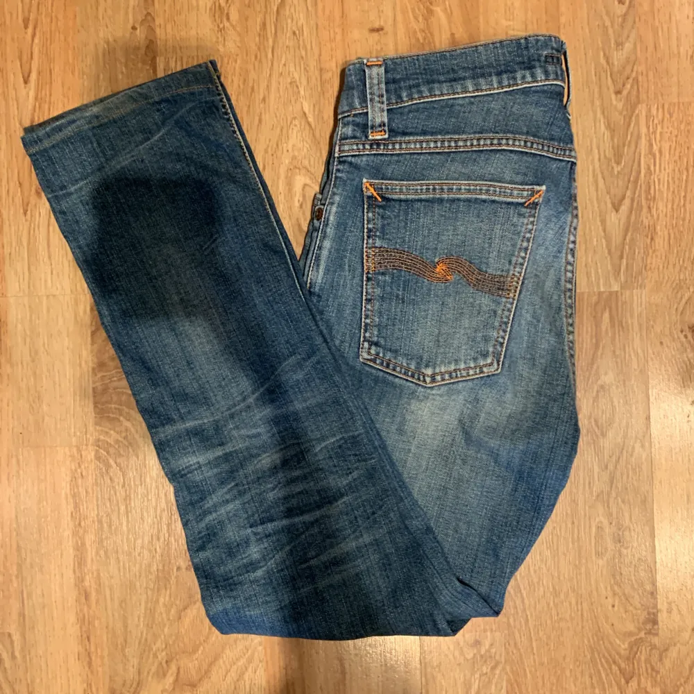 Blåa slim fit nudie jeans i strlk 29/32. Modell står på sista bild. Väldigt bra skick. Skriv vid funderingar!🙌🍾. Jeans & Byxor.