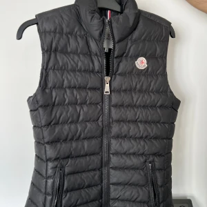 Moncler väst  - Använd några gånger. Säljer den pga den inte kommer till användning. Passar perfekt till våren. Pris kan diskuteras.💗