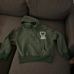 Ami Paris hoodie  - Använd på speciella tillfällen, aldrig tvättad då jag inte vill förstöra den. Fick den på lindan för två år sedan. En fläck på fram fickan som möjligt vis går att få bort (inte testat). Priset ej hugget i sten, men kom med rimliga bud…