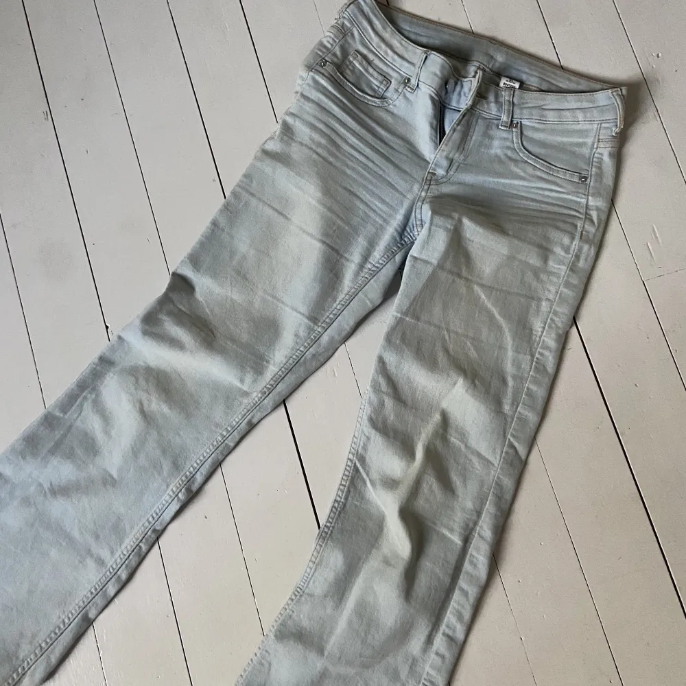 Ett par jätte fina ljusblåa low waist bootcut jeans som jag tror är från hm💕säljer pågrund av att dom inte passar mig! Dom är i storlek 38 men är ganska tighta på mig som brukar ha 36 så dom är lite små i storleken💗. Jeans & Byxor.