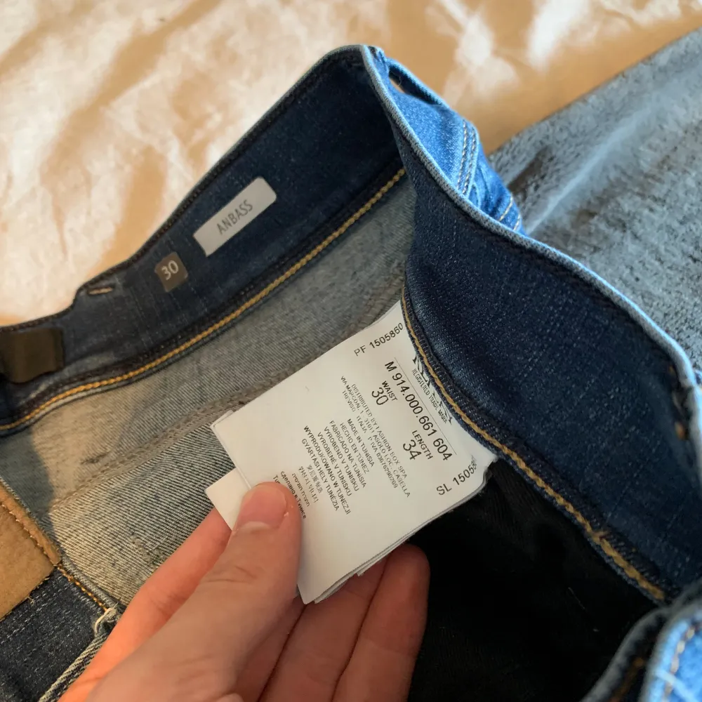 Säljer dessa sjukt snygga replay jeans, perfekt till sommaren. Storlek 30/34 så passar dig som är lång och smal. Tveka inte på att höra av dig för minsta lilla fundering.. Jeans & Byxor.