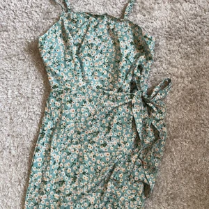 Klänning - Klänning som man knyter med volanger längst ner