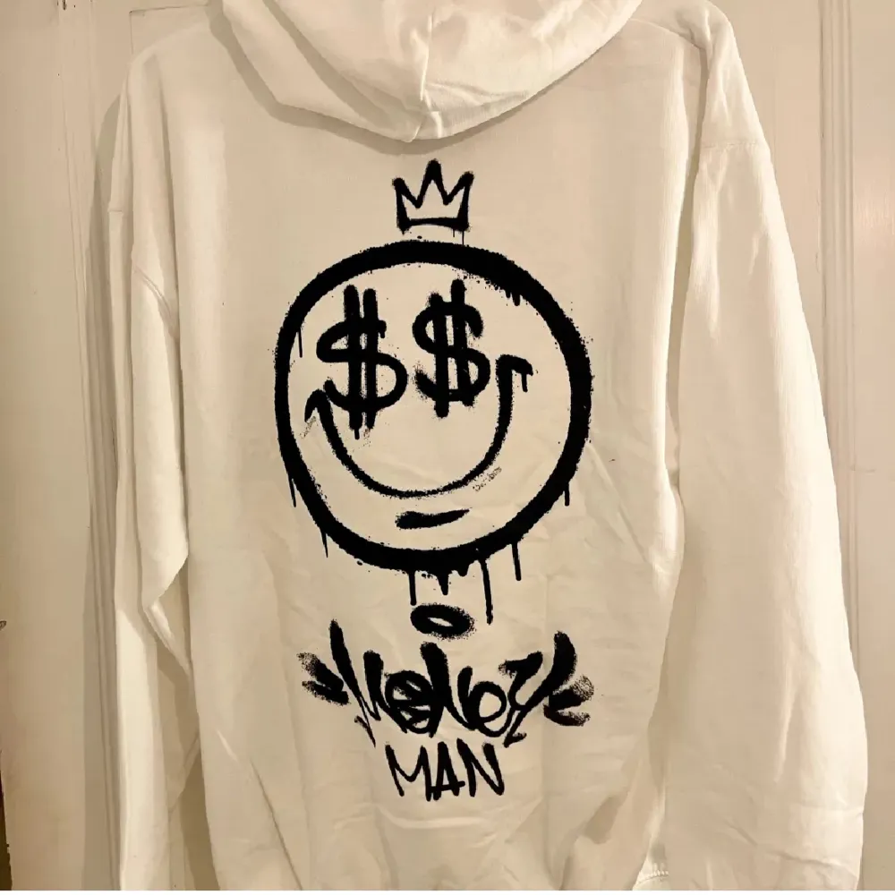 En cool hoodie med graffiti tryck i unisex, beställde fel storlek och kunde inte returnera så aldrig använd, prislapp kvar. Köparen står för frakt, Priset är går att diskutera💕💕. Hoodies.