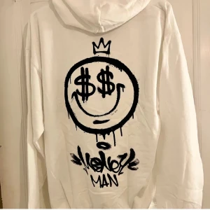 Hoodie med tryck - En cool hoodie med graffiti tryck i unisex, beställde fel storlek och kunde inte returnera så aldrig använd, prislapp kvar. Köparen står för frakt, Priset är går att diskutera💕💕