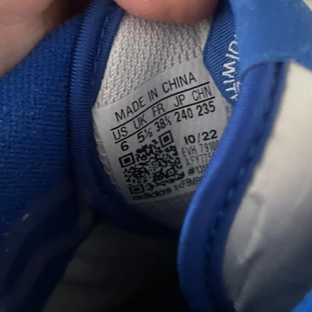 Säljer mina adidas forum low skor som e blå och vita💕 Använda men fortfarande i fint skick, kommer inte till användning mer dock. Storlek 38 2/3. Skor.