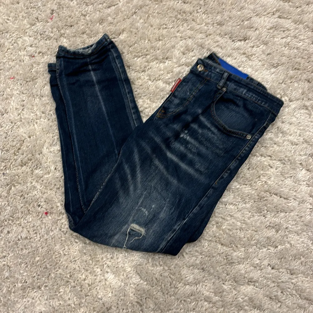 Säljer dsq2 jeans storlek M, de är bara att skriva för fler frågor eller bilder😁Pris kan diskuteras.. Jeans & Byxor.