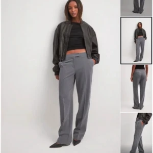 Kostymbyxor - Säljer dessa grå lågmidjade kostymbyxorna från nakd. Säljer då jag inte tycker att den sitter bra på mig. Passar mig som oftast har 34