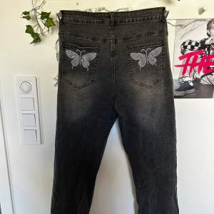 Hej! Jag säljer mina mörkgråa jeans med fjärilar på fickorna för att dom inte passar mig. Ej använda🩶de har slits i smalbenen🩶