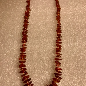 Bärnstenshalsband  - Äldre kortare/mellanlångt halsband med bärnsten, på tråd. Inget att anmärka på.