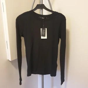 Bikbok topp  - Helt ny topp från Bikbok, lite "genomskinlig" så fin med en spetsbh under. Nypris 249kr 