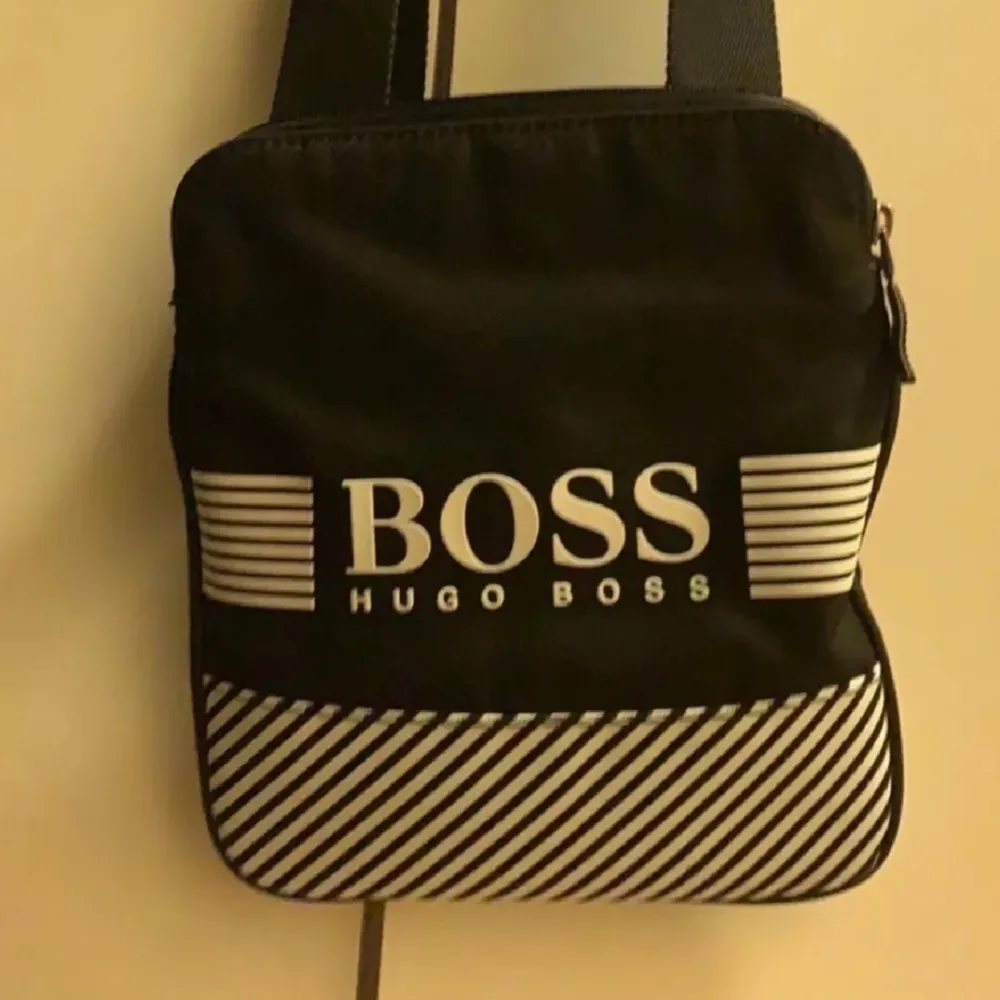Säljer en äkta Hugo boss väska . Väskor.