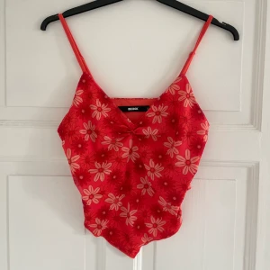 Orange topp - Säljer denna blommiga festtopp!
