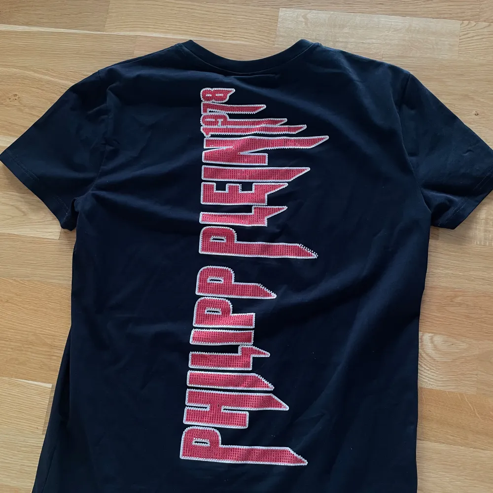 Good looking Philipp Plein t-shirt in kids size XL but in adult size M. It’s barely used and in really good condition. Contact me for more information please. T-shirts.