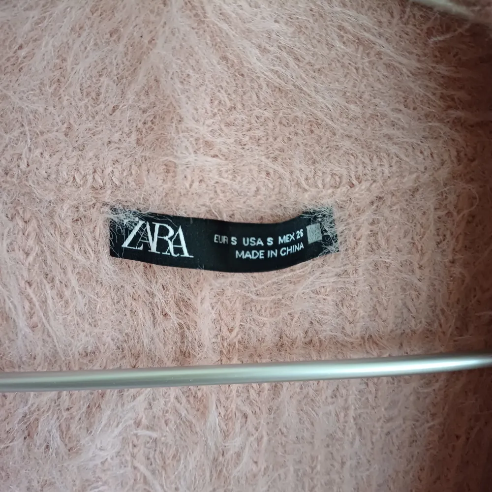 Supersöt fluffig blus/tröja från Zara.  Gammelrosa, som första bilden. Lite åt det kortate hållet, men ej croppad!. Stickat.