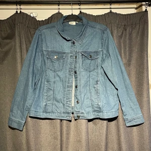 Jeansjacka - Snygg jeansjacka, helt felfri