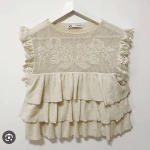 Zara blus - Super fin zara blus som är perfekt till sommaren! Den är i jättebra skick och använd fåtal gånger i storlek M🩷ANVÄND GÄRNA KÖP NU 🫶🏼