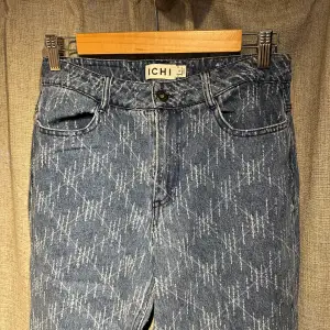 Trendiga jeans från ICHI, aldrig använda! Loose/straight fit  Storlek 27