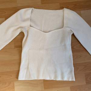 Säljer denna ljusbeigea tröjan från Chiquielle. Rev bort lappen men minns att storleken är xs-xxs. Kan gärna skicka bild på. 