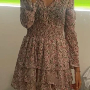 Zara klänning - Helt slutsåld från förra sommaren  Knappt andvöd 