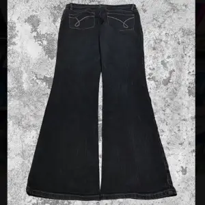 Grå low waist bootcut jeans i fint skick! Midja 42 cm rakt över Ytterbenslängd 108 cm 