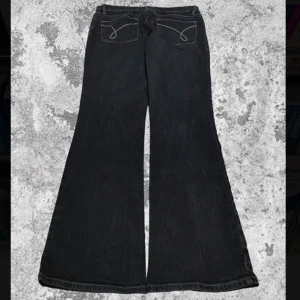Gråa low waist bootcut jeans  - Grå low waist bootcut jeans i fint skick! Midja 42 cm rakt över Ytterbenslängd 108 cm 