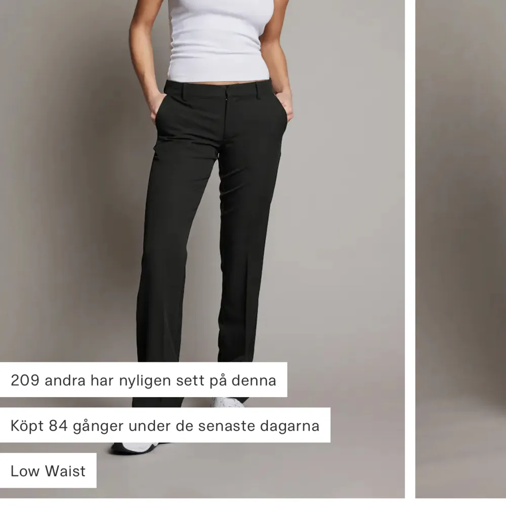 Säljer dessa skit snygga kostymbyxor från bikbok som är lågmidjade. Min modell har slits längst ner på sidorna, vilket är slutsålt på deras hemsida💞. Jeans & Byxor.