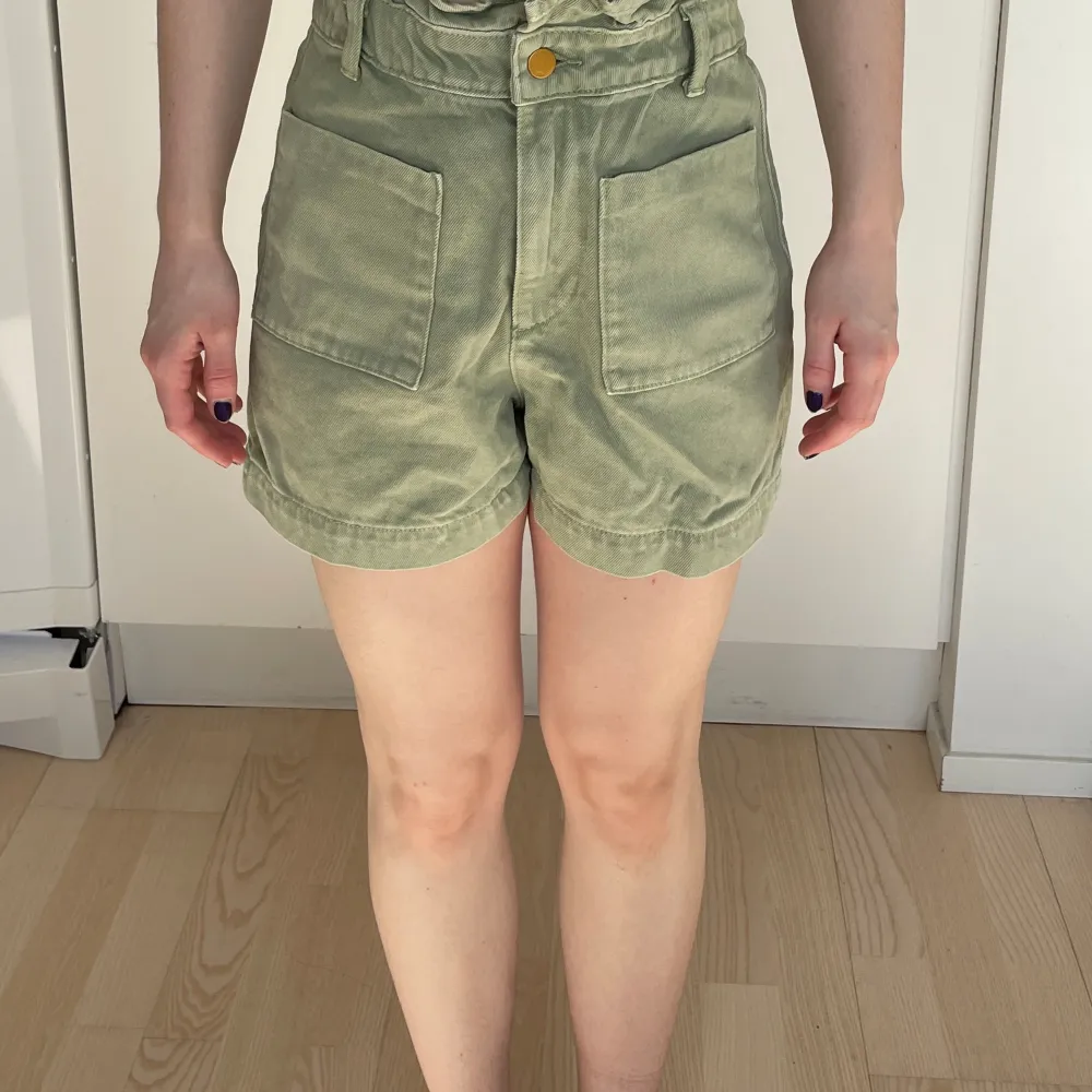 Ljusgröna pastell shorts. Aldrig använda. Från Zara i stl 34. Stretchig midja. Högmidjade. Längd: 37 cm. Material: 100% bomull.. Shorts.