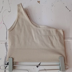 Ribbad topp  - Fint skick, knappt använd. Stl. S/M