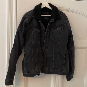 Fodrad svart Jeansjacka Zara - Fordrad svart jeansjacka Zara. Storlek L/42. Fint skick. Köparen betalar frakt.