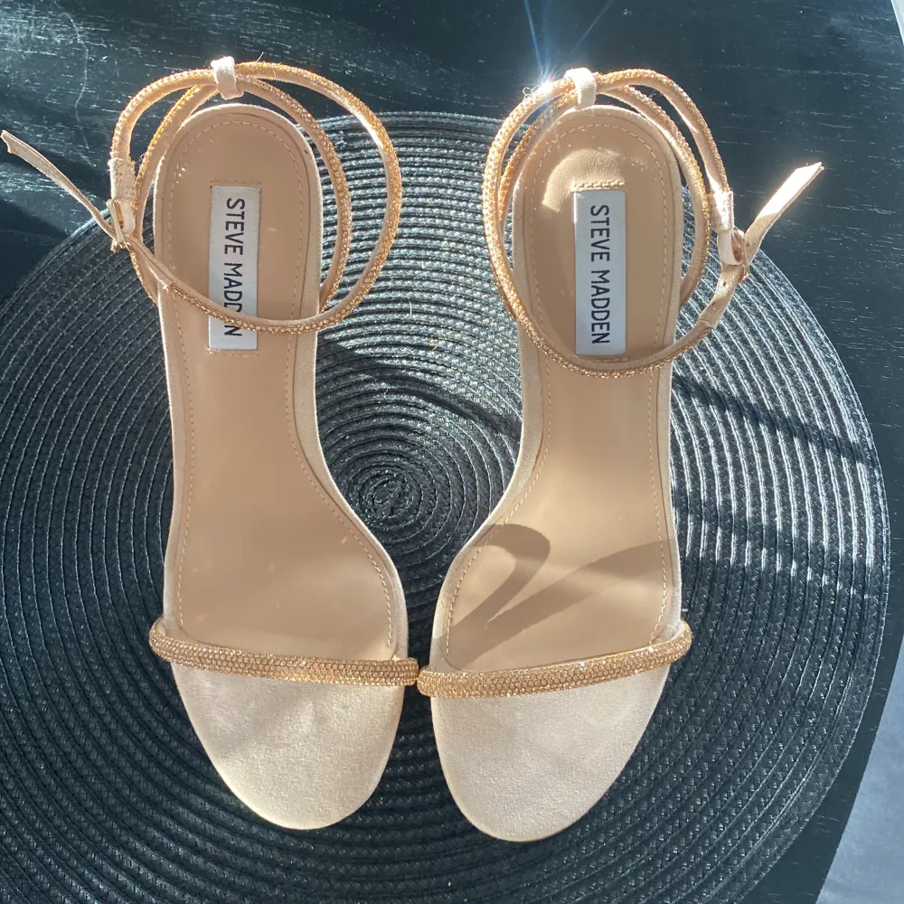 Säljer mina Steve madden klackar i strl 39 som jag skulle ha haft på balen förra året. Helt oanvända, endast testade. Originalpris: 1359kr💞köparen står för frakten!. Skor.