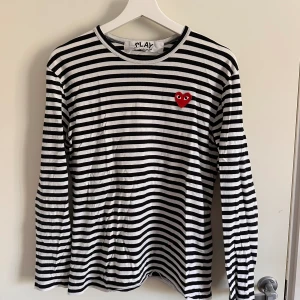 Cdg långärmad t shirt  - Medium i storlek men passar även en small. Bra skick och kommer aldrig kunna ha den igen dö den har blivit för liten, därför det låga priset 
