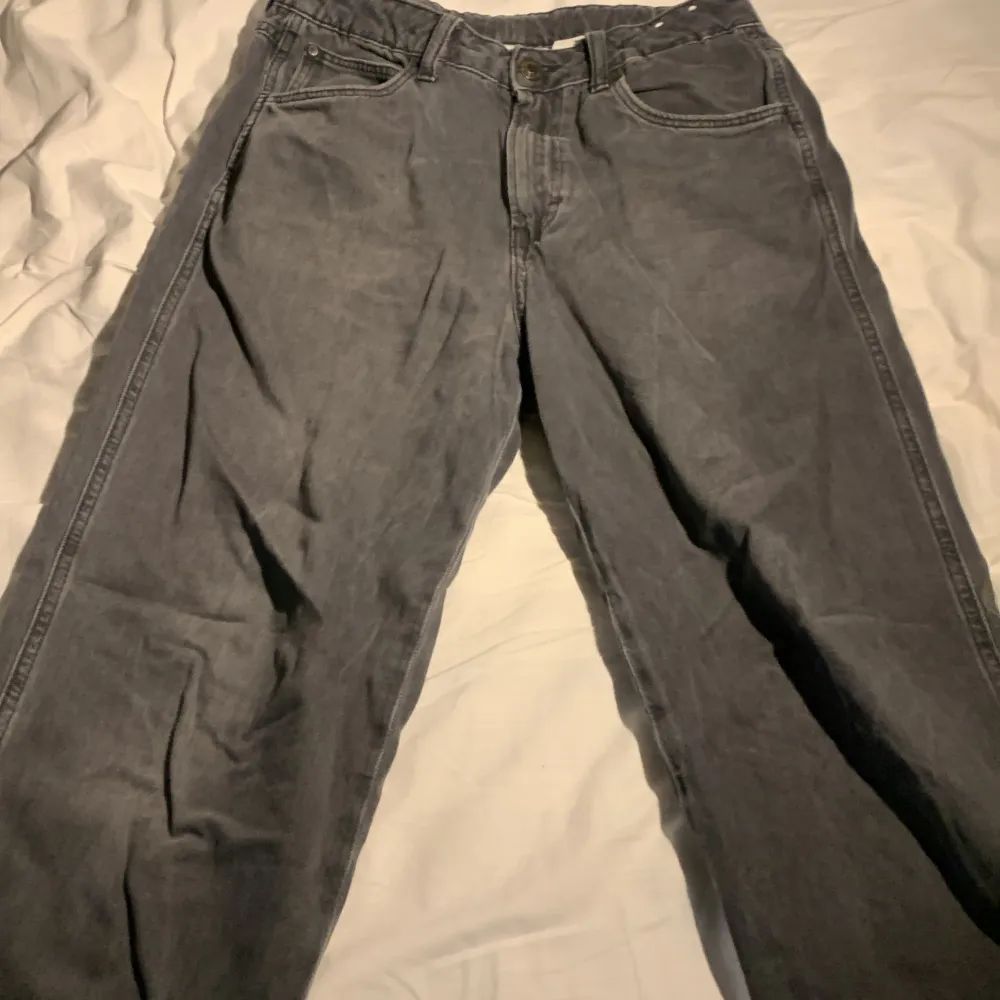 Säljer dessa feeeta gråa Baggy jeans från HM. Skick 8/10. Jeans & Byxor.