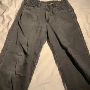 Säljer dessa feeeta gråa Baggy jeans från HM. Skick 8/10