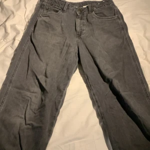 Baggy Jeans Hm - Säljer dessa feeeta gråa Baggy jeans från HM. Skick 8/10